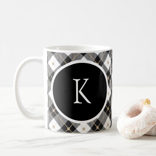 Zwarte-witte koffiemok met gouden ruitpatroon en m (Met donut)