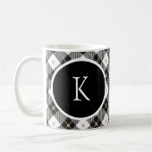 Zwarte-witte koffiemok met gouden ruitpatroon en m (Links)