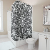 Zwarte witte mandala, kaleidoscoop, rond ornament douchegordijn (In situ)