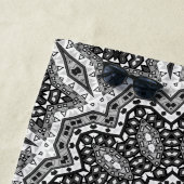 Zwarte witte mandala, kaleidoscoop, rond ornament strandlaken (In situ)