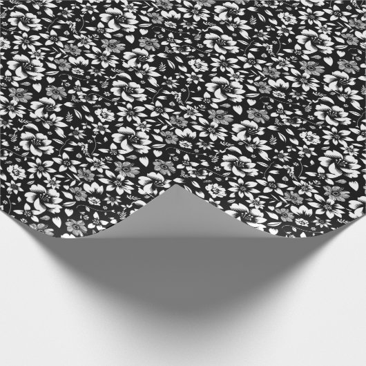 Zwarte witte moderne bloemen blaast cadeaupapier (Hoek)