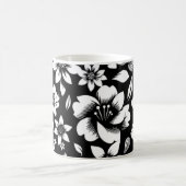 Zwarte witte moderne bloemen blaast koffiemok (Center)
