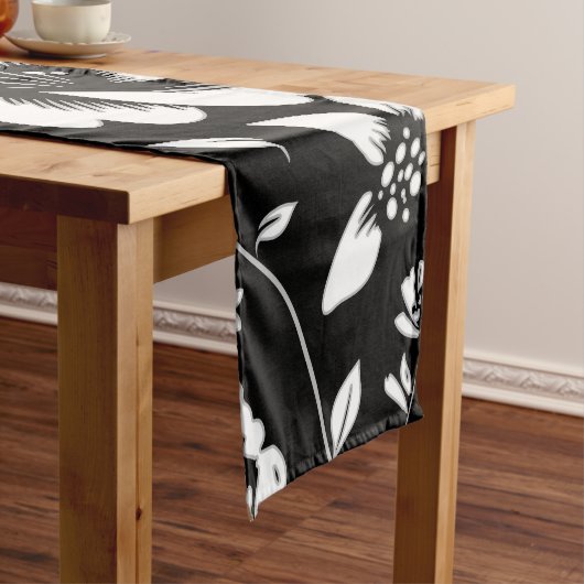 Zwarte witte moderne bloemen blaast korte tafelloper (Voorbeeld)