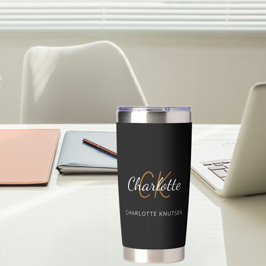 Zwarte witte monogram initiaal geïsoleerde drinkbeker