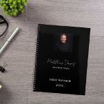 Zwarte witte naam handtekening foto bedrijf 2025 planner<br><div class="desc">Een klassieke zwarte achtergrond. Pas uw foto,  naam en titel of tekst aan en voeg deze toe. Moderne,  trendy en simpel. Voor hem en haar. Terug: voeg uw zakelijke logo,  webadres (of verwijder dit) toe</div>