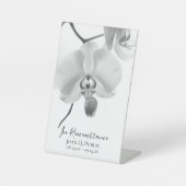 Zwarte witte orchideeën op stam viering van het le reclamebord met voetstuk (Voorkant)