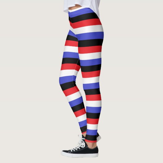 Zwarte, witte, rode en blauwe strepen leggings (Links)