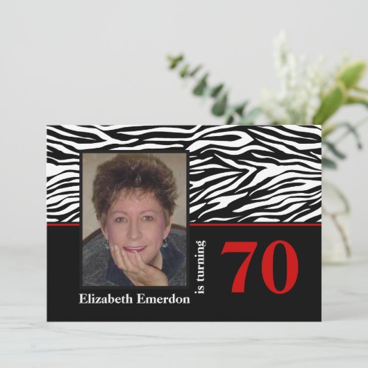Zwarte witte rode zebra print 70e verjaardag foto kaart (Staand voorkant)