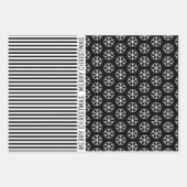 Zwarte witte sneeuwvlokken kerstbomen en strepen inpakpapier vel (Voorkant)