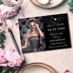 Zwarte witte sterren foto elegant verjaardagsfeest save the date<br><div class="desc">Een foto sparen de datum voor een 30e (of om het even welke leeftijd) verjaardag Voorzijde: Voeg een verticale groottefoto toe. Een klassieke zwarte achtergrondkleur met sterren. Pas een naam en details aan en voeg deze toe. Witte letters.</div>