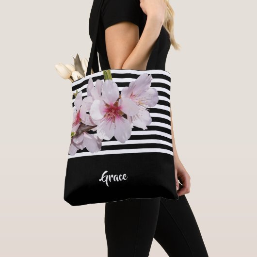 Zwarte witte strepen roze kerriekfloraalnaam tote bag (Dichtbij)