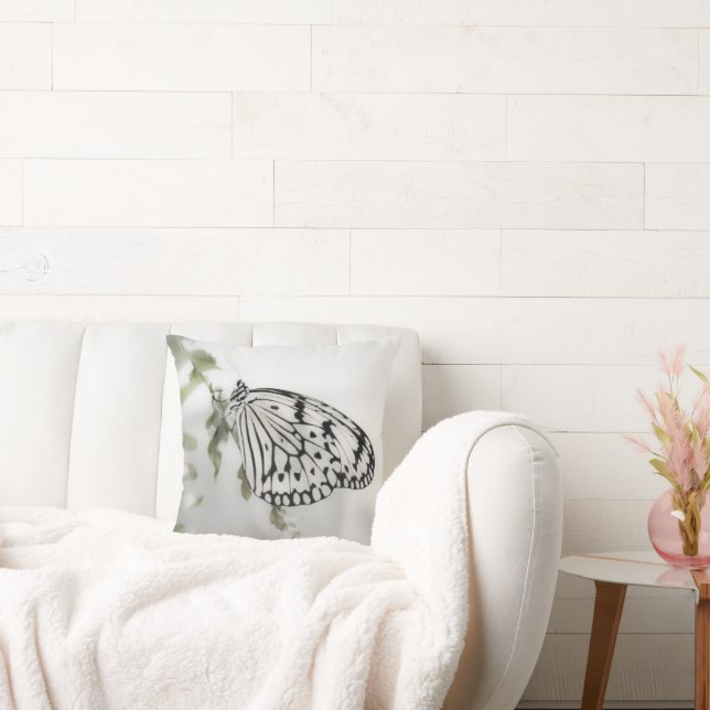 Zwarte witte vlinder op boomtak kussen (Bank)