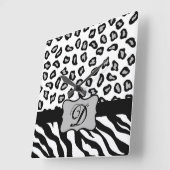 Zwarte witte Zebra Leopard Skin Monogram Vierkante Klok (Hoek)