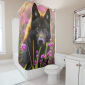 Zwarte wolf in roze bloemen douchegordijn (In situ)
