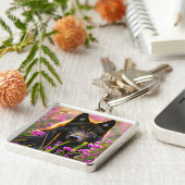 zwarte wolf in roze bloemen sleutelhanger (Zijkant)