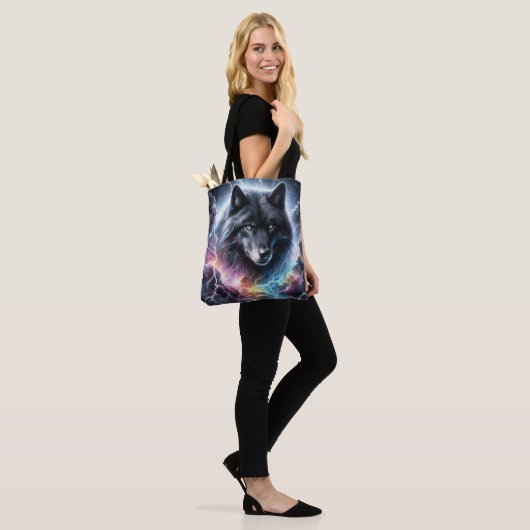 Zwarte wolf met bliksem tote bag (Op model)