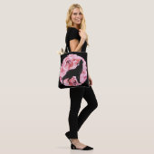 Zwarte Wolf met roze rozenrozen Canvas tas (Op model)