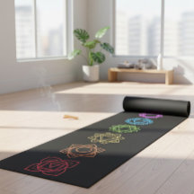 Zwarte yogamat met kleurrijke Chakras