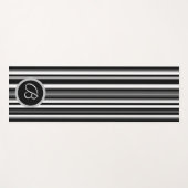 Zwarte yogamat met strepen en monogram (Voorkant (horizontaal))