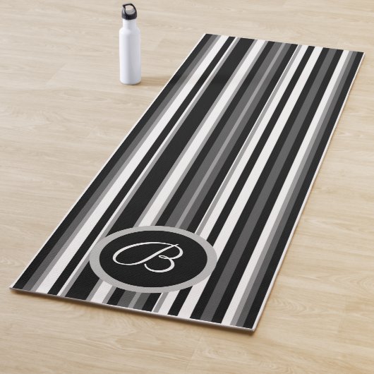 Zwarte yogamat met strepen en monogram (In situ)