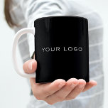 Zwarte zakelijke logo rechthoekige koffiemok<br><div class="desc">Klassieke zwarte achtergrondkleur. Pas uw rechthoekige zakelijke logo aan en voeg deze toe. U kunt de achtergrondkleur aanpassen aan uw merk.</div>