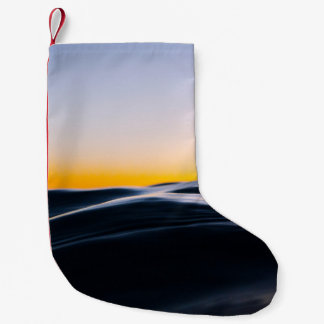 ZWARTE ZAND ONDER ORANJE SKY TIJDENS SUNSET KLEINE KERSTSOK