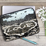 Zwarte zandstrand en koraalliefde foto van Hawaï Laptop Sleeve<br><div class="desc">Ontspan en geniet van de schoonheid van dit ongerepte strand van Big Island wanneer je deze neopreen laptophoes gebruikt die een "liefdeshart" toont dat aan de kust van Hawaiian is ontdekt. Ik heb het geluk dat ik dit hart van koraalstenen gezien heb, terwijl ik op dit strand rondliep in de...</div>