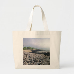Zwarte zandstrand in Hawaii Grote Tote Bag