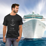 Zwarte zilveranker zeilor cruisemonogram t-shirt<br><div class="desc">Een zwarte achtergrond,  versierd met een faux zilveren anker. Pas uw monogram initialen en volledige naam aan en voeg deze toe.</div>