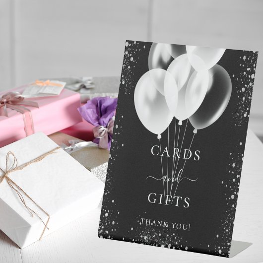 Zwarte zilveren glinsterballonnen cadeaukaarten ga reclamebord met voetstuk