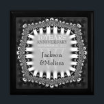 Zwarte   Zilverige Jubileum voor weddenschappen Cadeaudoosje<br><div class="desc">Unieke en stijlvolle kant geïnspireerd design in zwart wit en zilver grijs - Uitstekende en elegante aangepaste bruiloft, Jubileum of verloving cadeau. Personaliseer je met namen, verjaardagsdatum en monogram of nummers - gemaakt in een prachtige, houten cadeaudoos om rimpetten en juwelen te bewaren voor je speciale keepsakes. Maakt een geweldig...</div>