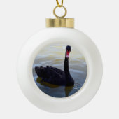 Zwarte zwaan zwemmen op de rivier, keramische bal ornament (Voorkant)