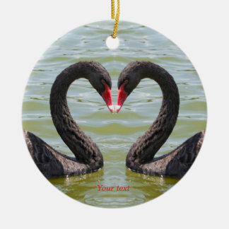 Zwarte zwanen in hartvorm keramisch ornament