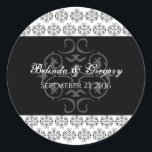 zwartwitkalligrafie Damask Wedding Ronde Sticker<br><div class="desc">Dit ontwerp is voorzien van een zwart-wit  demaspatroon. De gepersonaliseerde kalligrafietypografie creëer een perfecte combinatie van chic en elegantie. Een eenvoudige aangepaste minimalistische bruiloft sticker met moderne zwarte en witte details. Er zijn ook huwelijksuitnodigingen en artikelen voor kantoorbenodigdheden beschikbaar.</div>