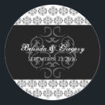 zwartwitkalligrafie Damask Wedding Ronde Sticker<br><div class="desc">Dit ontwerp is voorzien van een zwart-wit  demaspatroon. De gepersonaliseerde kalligrafietypografie creëer een perfecte combinatie van chic en elegantie. Een eenvoudige aangepaste minimalistische bruiloft sticker met moderne zwarte en witte details. Er zijn ook huwelijksuitnodigingen en artikelen voor kantoorbenodigdheden beschikbaar.</div>