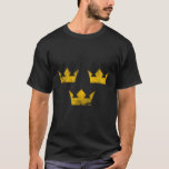 Zweden Erfgoed Tre Kronor Drie Kronen Sverige T-shirt<br><div class="desc">Het iconische ontwerp toont het rijke erfgoed van Zweden met het symbool van de Tre Kronor of de Drie Kronen. Een must-have voor liefhebbers van de Zweedse cultuur en geschiedenis.</div>