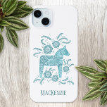 Zweeds Dala Horse - Aangepast Blauwgroen iPhone 15 Mini Hoesje<br><div class="desc">Een traditioneel Zweeds Dala Horse-ontwerp in blauwgroen groen en wit. Verander of verwijder de tekst om aan te passen.</div>