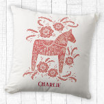 Zweeds Dala Horse Art gepersonaliseerd Kussen<br><div class="desc">Een  rood en wit Zweeds schilderij van Dala Horse. Verander of verwijder de naam op de voorzijde om aan te passen. Originele kunst van Nic Squirrell.</div>