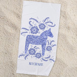 Zweeds Dala Horse Blue Aangepaste Handdoeken<br><div class="desc">Een traditioneel Zweeds Dala Horse-ontwerp in periwinkle blauw en wit. Verander of verwijder de naam om aan te passen.</div>