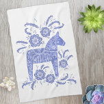 Zweeds Dala Horse Blue en White Kitchen Towel Theedoek<br><div class="desc">Een traditioneel Zweeds Dala Horse-ontwerp in periwinkle blauw en wit.</div>