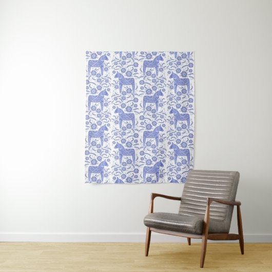Zweeds Dala Horse Blue en White Tapestry Wandkleed (In situ)