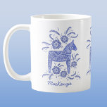 Zweeds Dala Horse Blue op maat Koffiemok<br><div class="desc">Een traditioneel Zweeds Dala Horse-ontwerp in indigo blauw en wit. Ideaal voor mensen die van paarden,  pony's en alles wat Scandinavisch houdt. Verander de naam om aan te passen. Originele kunst van Nic Squirrell.</div>