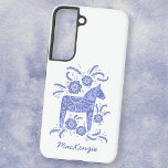 Zweeds Dala Horse Blue Samsung Galaxy Hoesje<br><div class="desc">Een traditioneel Zweeds Dala Horse-ontwerp in indigo blauw en wit. Verander of verwijder de naam om aan te passen. Originele kunst van Nic Squirrell.</div>