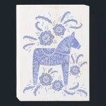 Zweeds Dala Horse Indigo Blue en White Folk Art Houten Kist Print<br><div class="desc">Een traditioneel Zweeds model van de dala Horse volkskunst in indigoblauw en wit. Ideaal voor diegenen die van Scandinavische design houden.</div>