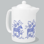 Zweeds Dala Horse Indigo Blue en White Teapot Theepot<br><div class="desc">Een traditioneel Zweeds Dala Horse-ontwerp in periwinkle blauw en wit. Perfect voor de winterse feestdagen,  of voor de paarden- en pony-liefhebbers. Originele kunst van Nic Squirrell.</div>