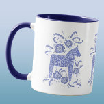 Zweeds Dala Horse Periwinkle Blue en White Mok<br><div class="desc">Een traditioneel Zweeds Dala Horse-ontwerp in indigo blauw en wit. Ideaal voor mensen die van paarden,  pony's en alles wat Scandinavisch houdt. Originele kunst van Nic Squirrell.</div>