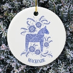 Zweeds Dala Horse Persoonlijk Blauw Keramisch Ornament<br><div class="desc">Periwinkle blauw en wit schilderij van een Zweeds Dala Horse. Verander of verwijder de naam om aan te passen.</div>
