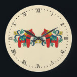 Zweeds Dala Horse Twins Scandinavian Grote Klok<br><div class="desc">Traditie Scandinavische folkstijl decoratieve dala paarden (dala hast) met rozemargelen rollen in tinten rood en blauw op gouden geel.</div>