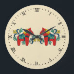 Zweeds Dala Horse Twins Scandinavian Grote Klok<br><div class="desc">Traditie Scandinavische folkstijl decoratieve dala paarden (dala hast) met rozemargelen rollen in tinten rood en blauw op gouden geel.</div>