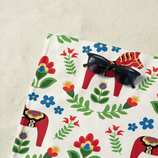Zweeds Dala Horses Red Beach Towel Strandlaken (In situ)